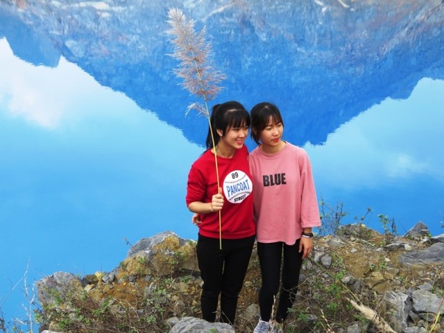 Người dân Hải Phòng đổ xô đi ngắm hồ nước xanh ảnh 3