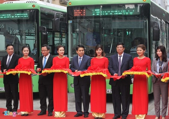Chủ tịch Hà Nội đi buýt nhanh ngày khai trương ảnh 1