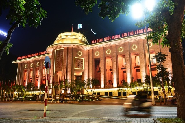 Hà Nội giảm lòe loẹt trong trang trí đường phố ảnh 3