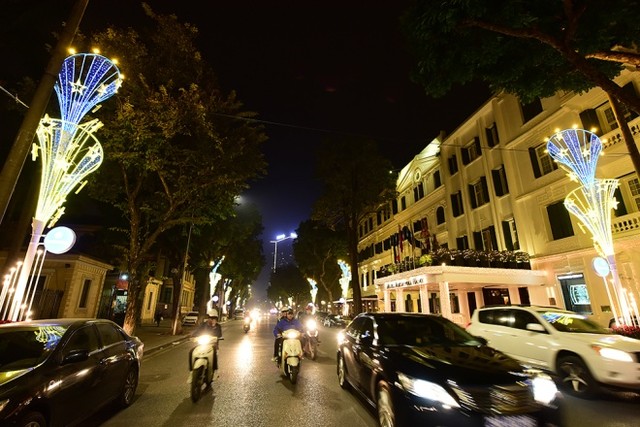 Hà Nội giảm lòe loẹt trong trang trí đường phố ảnh 6