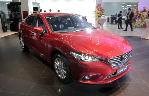 Mazda6 2017 giá từ 975 triệu - thêm khó khăn với Camry và Accord ảnh 1