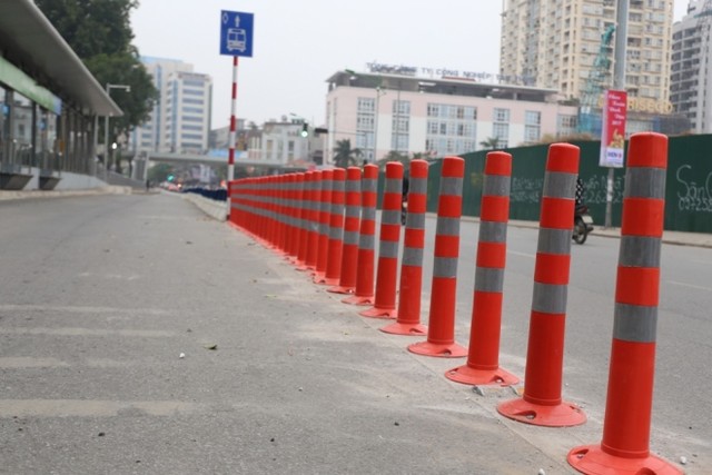 Buýt nhanh hết cảnh bị lấn làn nhờ dải phân cách cứng ảnh 2 Buýt nhanh hết cảnh bị lấn làn nhờ dải phân cách cứng ảnh 2