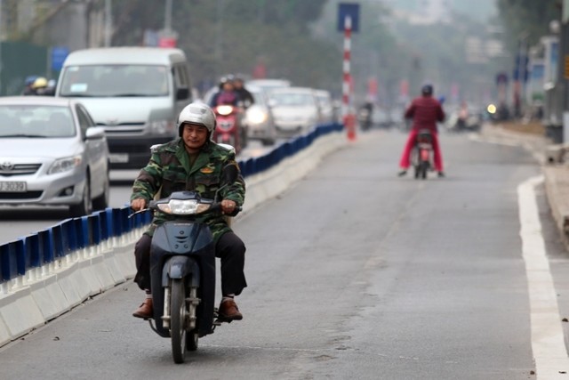 Buýt nhanh hết cảnh bị lấn làn nhờ dải phân cách cứng ảnh 5 Buýt nhanh hết cảnh bị lấn làn nhờ dải phân cách cứng ảnh 5