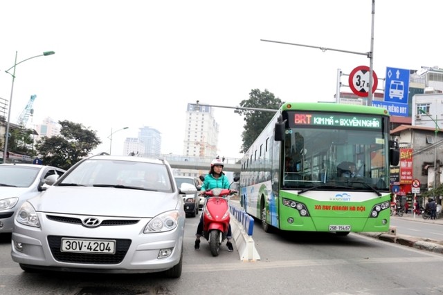 Buýt nhanh hết cảnh bị lấn làn nhờ dải phân cách cứng ảnh 7 Buýt nhanh hết cảnh bị lấn làn nhờ dải phân cách cứng ảnh 7