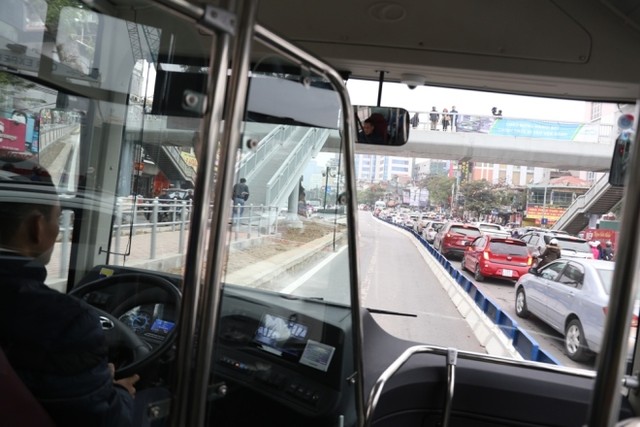 Buýt nhanh hết cảnh bị lấn làn nhờ dải phân cách cứng ảnh 8 Buýt nhanh hết cảnh bị lấn làn nhờ dải phân cách cứng ảnh 8