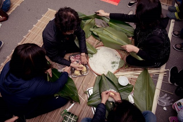 Dân chung cư Hà Nội rủ nhau gói bánh chưng đón Tết ảnh 1