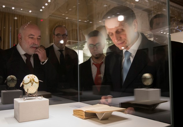 Tài phiệt đi lên từ buôn bán phế liệu ảnh 8