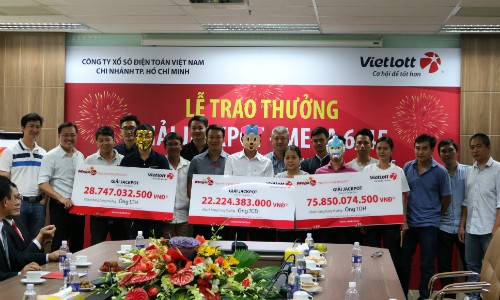 3 người trúng số độc đắc của Vietlott nhận thưởng 127 tỷ đồng cùng lúc ảnh 1