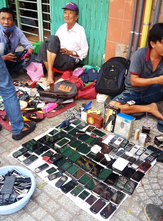 Chợ bán 'xác' thiết bị điện tử trên vỉa hè Sài Gòn ảnh 2