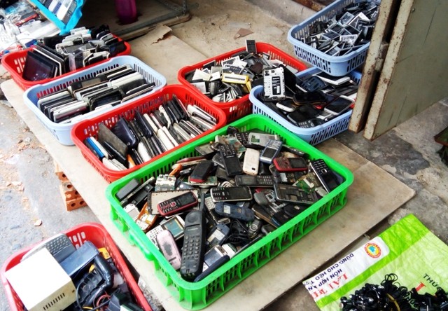 Chợ bán 'xác' thiết bị điện tử trên vỉa hè Sài Gòn ảnh 3