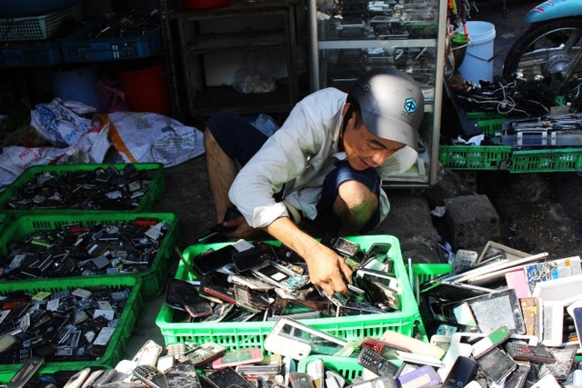 Chợ bán 'xác' thiết bị điện tử trên vỉa hè Sài Gòn ảnh 5