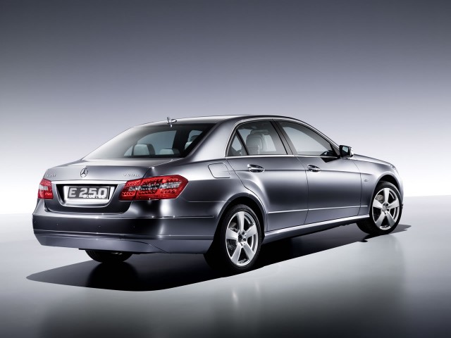 Mercedes-Benz lắp ráp thêm E250, Volvo đưa S90 mới về Việt Nam ảnh 1