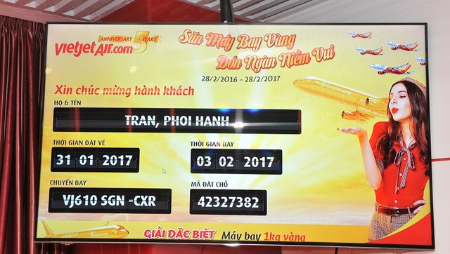 Vietjet trao thưởng máy bay vàng 1kg cho hành khách bay chuyến TP. HCM - Nha Trang ảnh 1