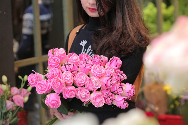 Ngày 8/3: Hoa hồng phủ chocolate Hà Lan giá “chát” vẫn “cháy hàng“ ảnh 4