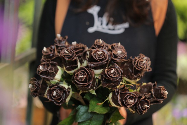 Ngày 8/3: Hoa hồng phủ chocolate Hà Lan giá “chát” vẫn “cháy hàng“ ảnh 1