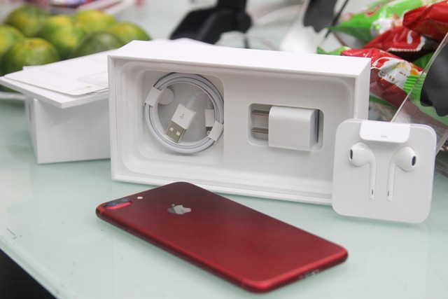 iPhone 7 Plus màu đỏ đầu tiên về Việt Nam ảnh 1