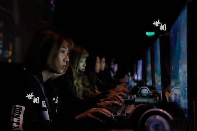 Những cô gái xinh đẹp bạc tóc vì kiếm sống nhờ game ảnh 1