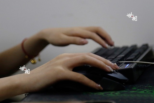 Những cô gái xinh đẹp bạc tóc vì kiếm sống nhờ game ảnh 3