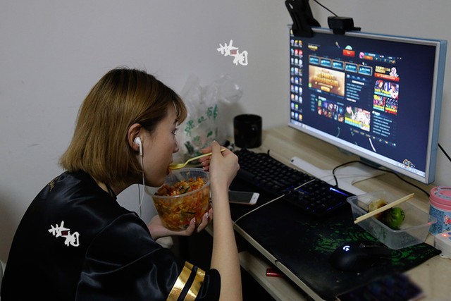 Những cô gái xinh đẹp bạc tóc vì kiếm sống nhờ game ảnh 7