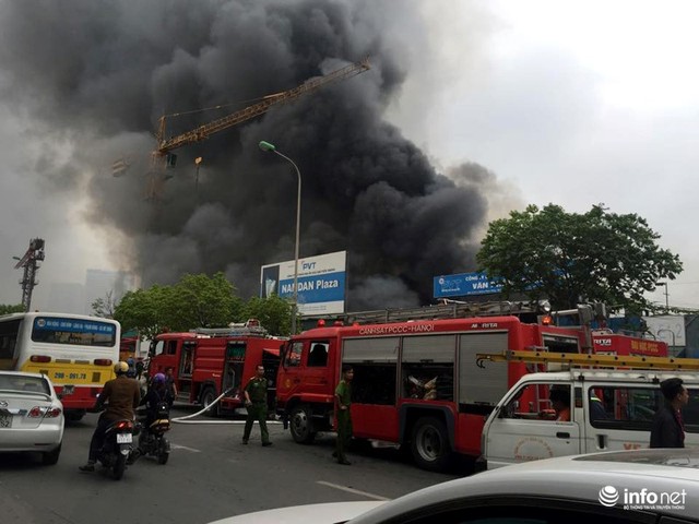 Hà Nội: Cháy lớn trên đường Phạm Hùng, khói bốc cao hàng trăm mét ảnh 10
