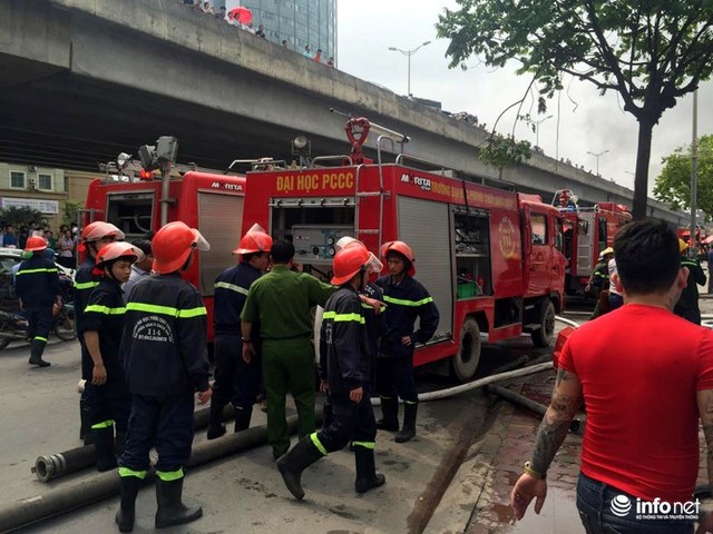 Hà Nội: Cháy lớn trên đường Phạm Hùng, khói bốc cao hàng trăm mét ảnh 12
