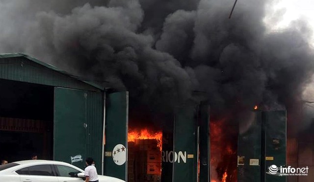 Hà Nội: Cháy lớn trên đường Phạm Hùng, khói bốc cao hàng trăm mét ảnh 2