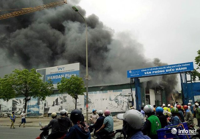 Hà Nội: Cháy lớn trên đường Phạm Hùng, khói bốc cao hàng trăm mét ảnh 7