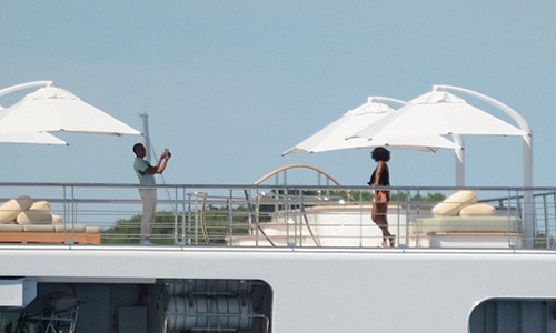 Vợ chồng ông Obama đi nghỉ trên siêu du thuyền 300 triệu USD ảnh 1