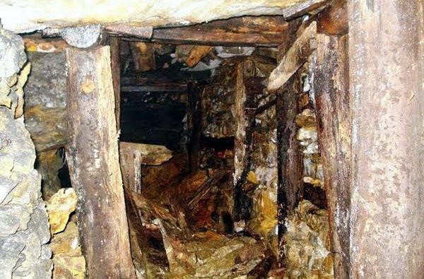 Vào hang mót vàng tại mỏ Bồng Miêu, mỗi ngày gom được 1 cây ảnh 1