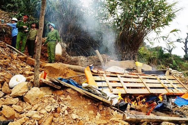 Vào hang mót vàng tại mỏ Bồng Miêu, mỗi ngày gom được 1 cây ảnh 5