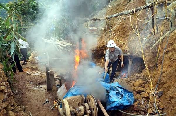 Vào hang mót vàng tại mỏ Bồng Miêu, mỗi ngày gom được 1 cây ảnh 7