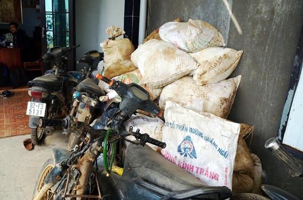 Vào hang mót vàng tại mỏ Bồng Miêu, mỗi ngày gom được 1 cây ảnh 8