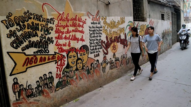 'Làng bích báo' của cụ ông 96 tuổi đẹp lạ giữa Thủ đô ảnh 1