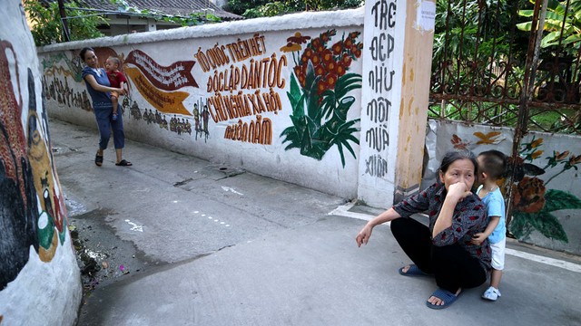 'Làng bích báo' của cụ ông 96 tuổi đẹp lạ giữa Thủ đô ảnh 2