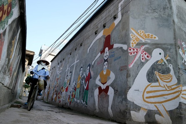 'Làng bích báo' của cụ ông 96 tuổi đẹp lạ giữa Thủ đô ảnh 3