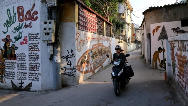 'Làng bích báo' của cụ ông 96 tuổi đẹp lạ giữa Thủ đô ảnh 4