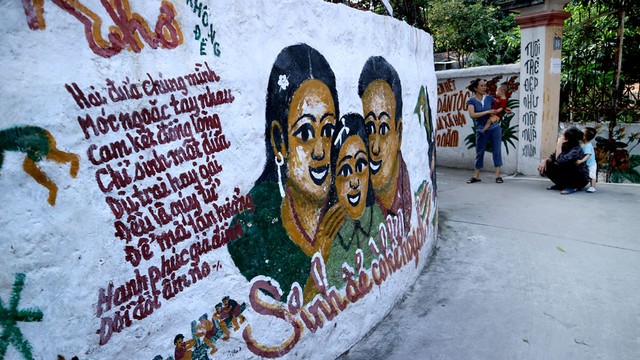 'Làng bích báo' của cụ ông 96 tuổi đẹp lạ giữa Thủ đô ảnh 6