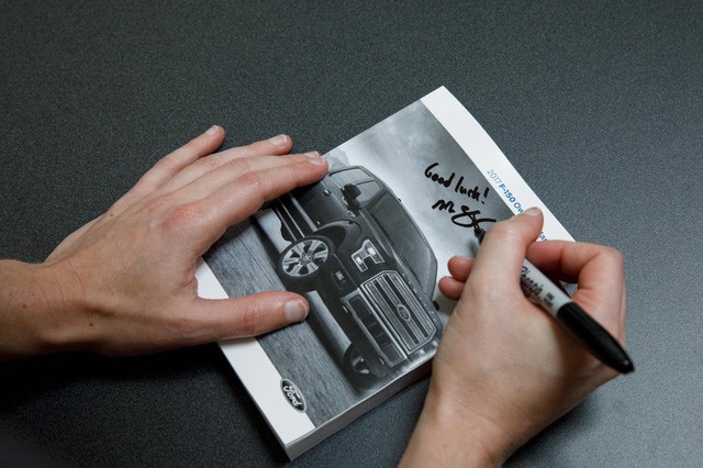 Mark Zuckerberg “thử việc” tại nhà máy Ford ảnh 5