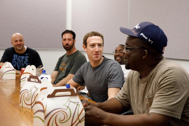 Mark Zuckerberg “thử việc” tại nhà máy Ford ảnh 1