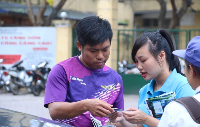 Hà Nội: Người dân lúng túng khi sử dụng công nghệ đỗ xe thông minh ảnh 7