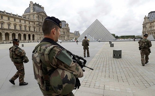 Thách thức bủa vây tân tổng thống Pháp ảnh 2