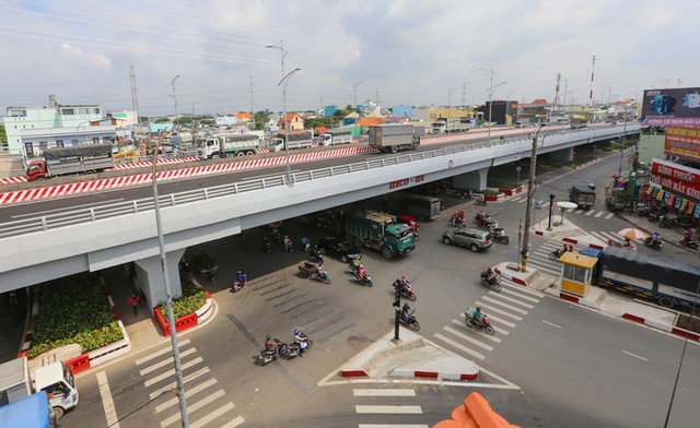 Cầu vượt hơn 500 tỷ đồng phía Tây TP HCM thông xe trước 3 tháng ảnh 1