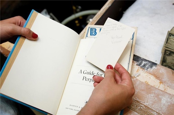 Sửa lại căn hộ, phát hiện két sắt 1,1 tỷ đồng và mật thư dẫn đến "kho báu" bí ẩn ảnh 5