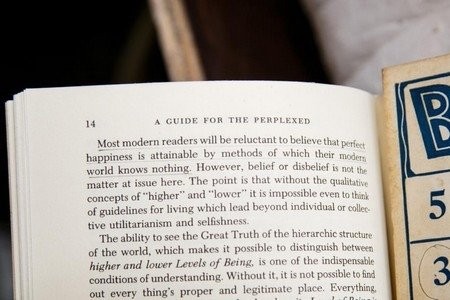 Sửa lại căn hộ, phát hiện két sắt 1,1 tỷ đồng và mật thư dẫn đến "kho báu" bí ẩn ảnh 7