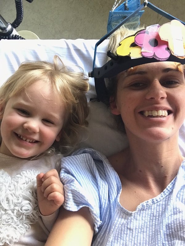 5 năm trước hắt hơi gãy cổ, 5 năm sau lại gãy cổ vì cười ảnh 1