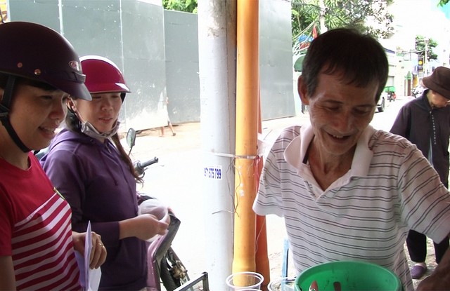 'Dương Quá' U.70 cụt tay bán chè suốt 30 năm khiến người người mê ly ảnh 5