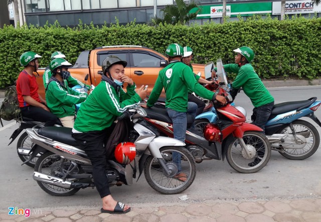 Thất thế, tài xế xe ôm 'mượn danh' Grab, Uber bắt khách ảnh 2