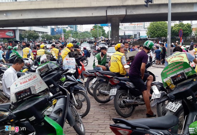 Thất thế, tài xế xe ôm 'mượn danh' Grab, Uber bắt khách ảnh 3