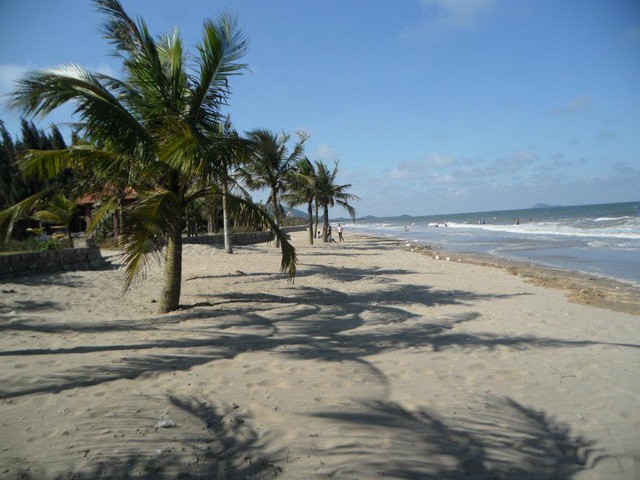 5 bãi biển vắng vẻ gần Hà Nội, thoải mái đi về trong 2 ngày cuối tuần ảnh 2