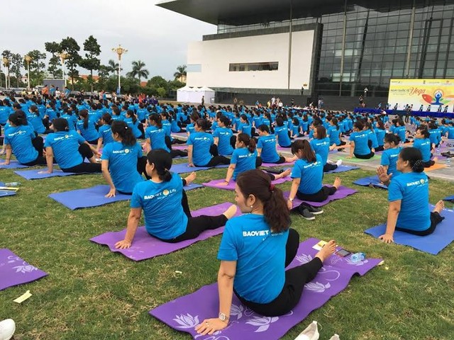Gần 2.000 người tham gia đồng diễn trong Ngày Quốc tế YOGA tại Việt Nam  ảnh 2
